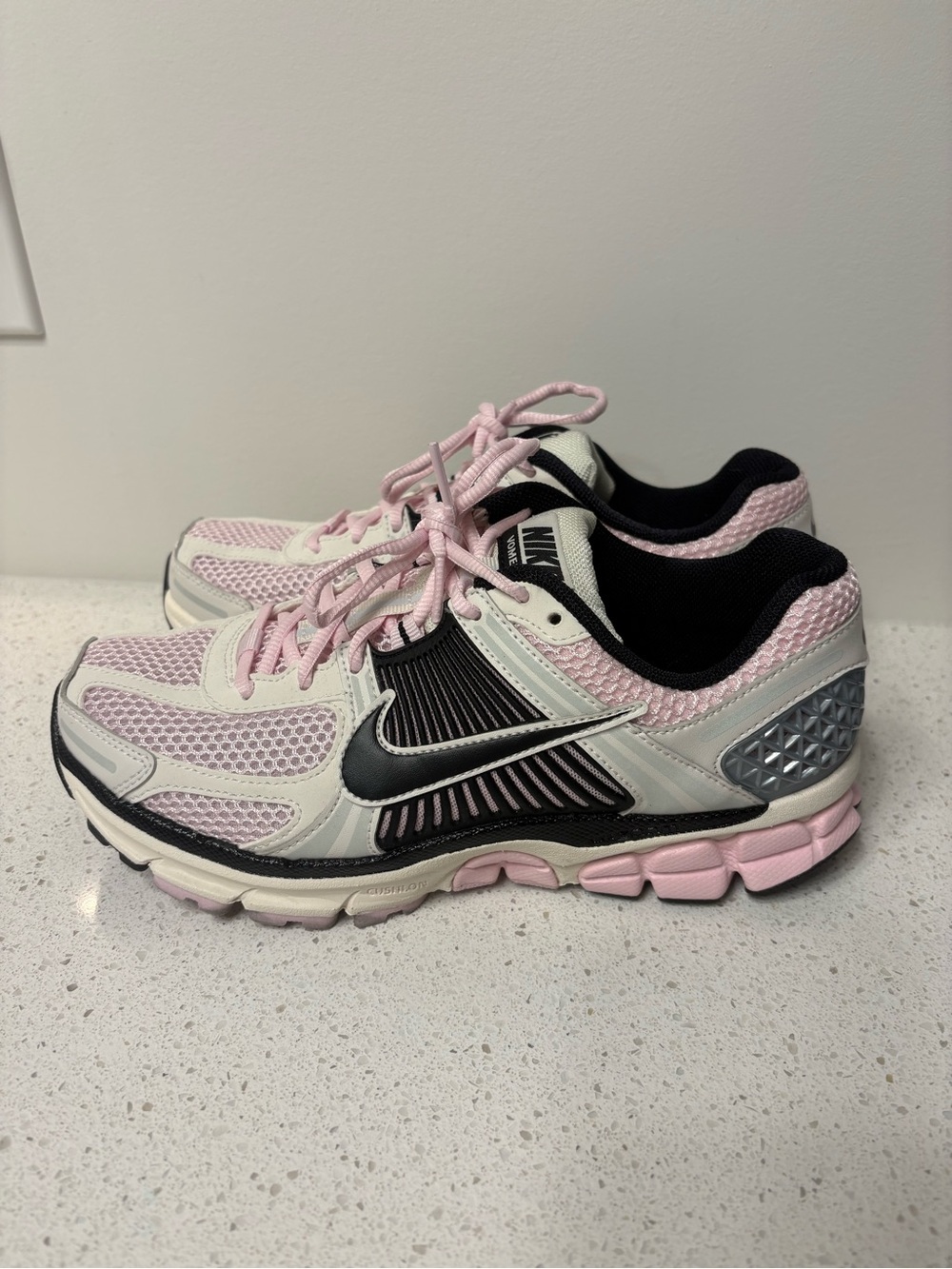 Nike Vomero 5 - Mens 6.5/Womens 8